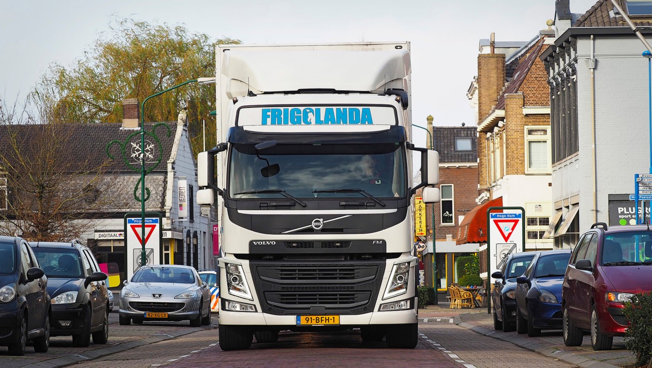 „Frigolanda“ sunkvežimis miesto gatvėje.