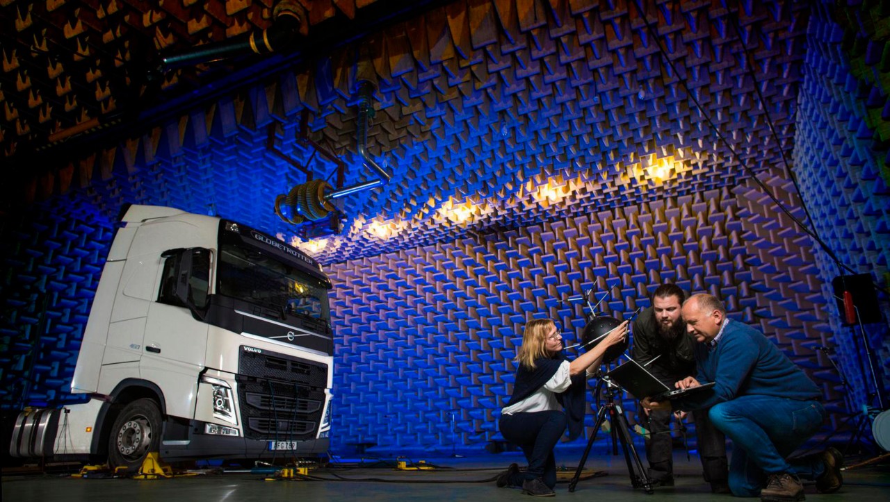 NVH inžinieriai „Volvo Trucks“ triukšmo ir vibracijos laboratorijoje.