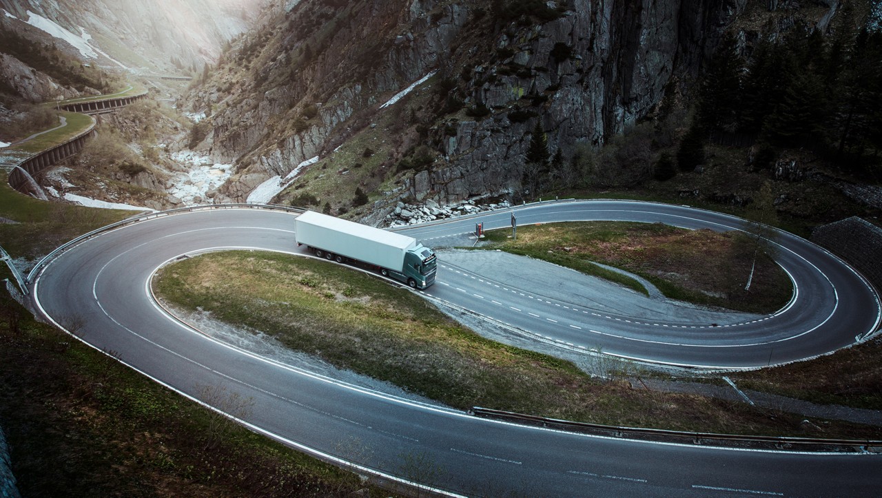 „Volvo FH“ kalnų kraštovaizdyje