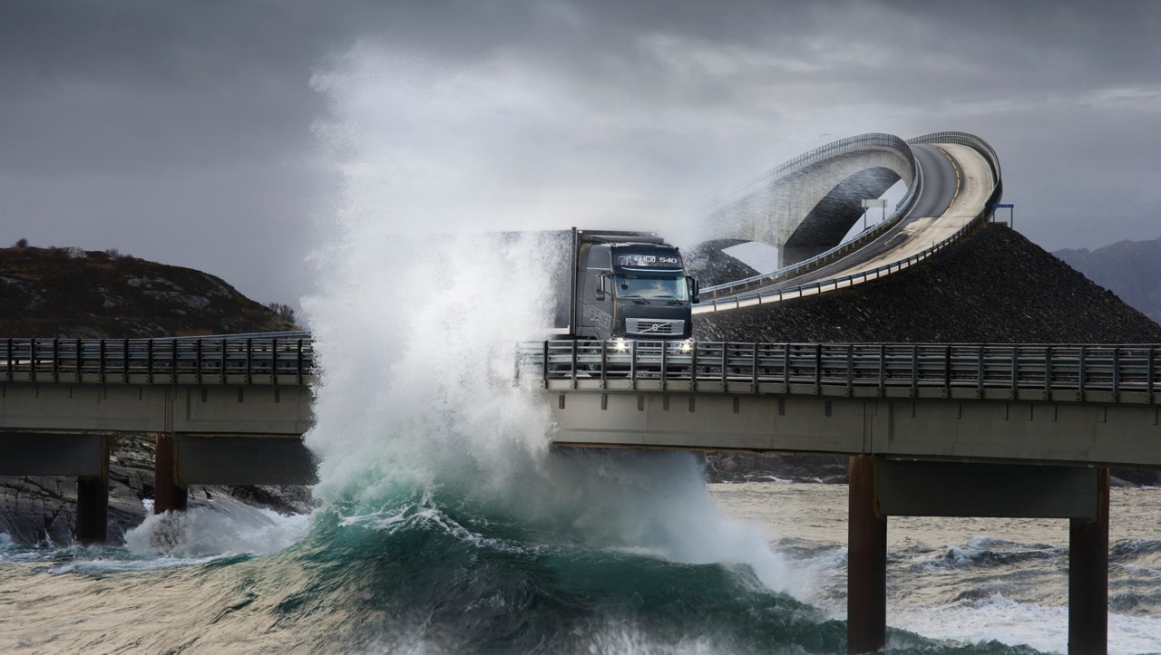 „Volvo FH“ važiuoja tiltu