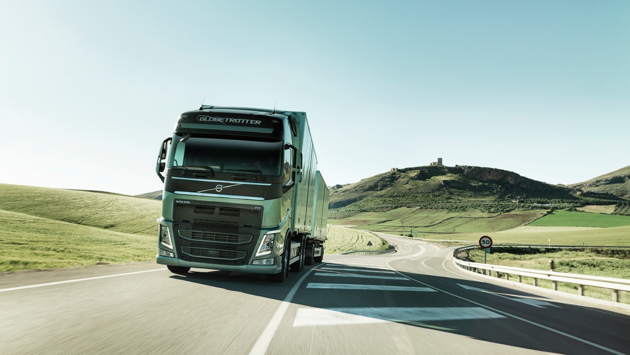 „Volvo FH“ vairavimas žaliuojančiame kraštovaizdyje