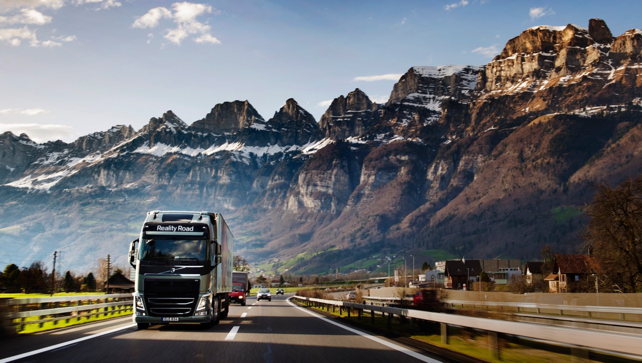 „Volvo FH“ vairavimas kalnų kraštovaizdyje