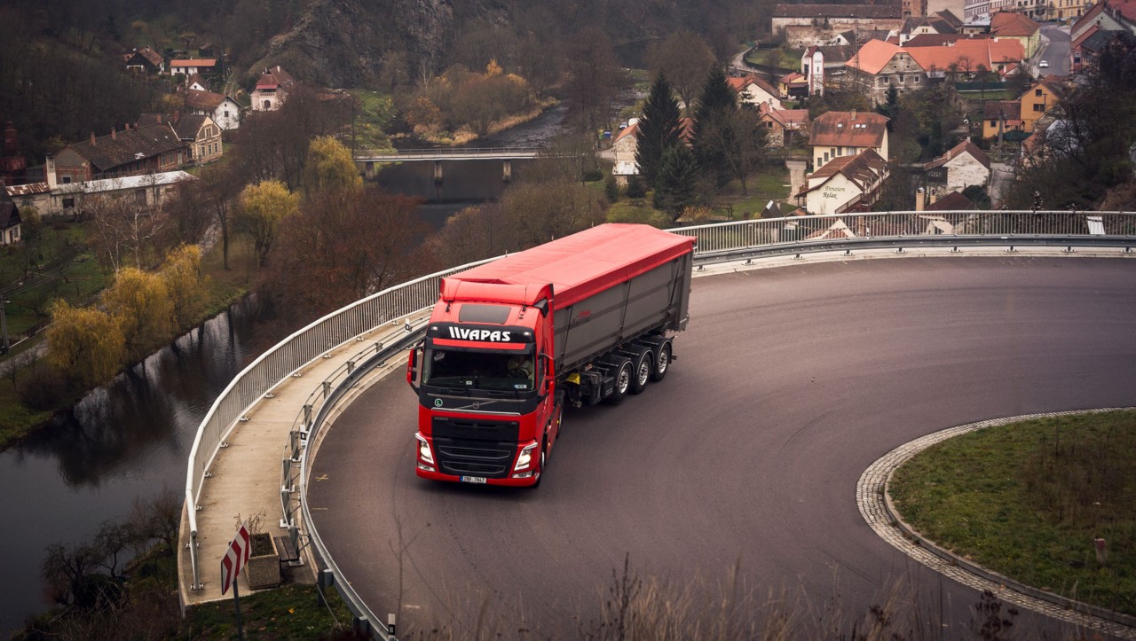 „Volvo“ sunkvežimis važiuoja vingiuojančiu kalvos šlaito keliu