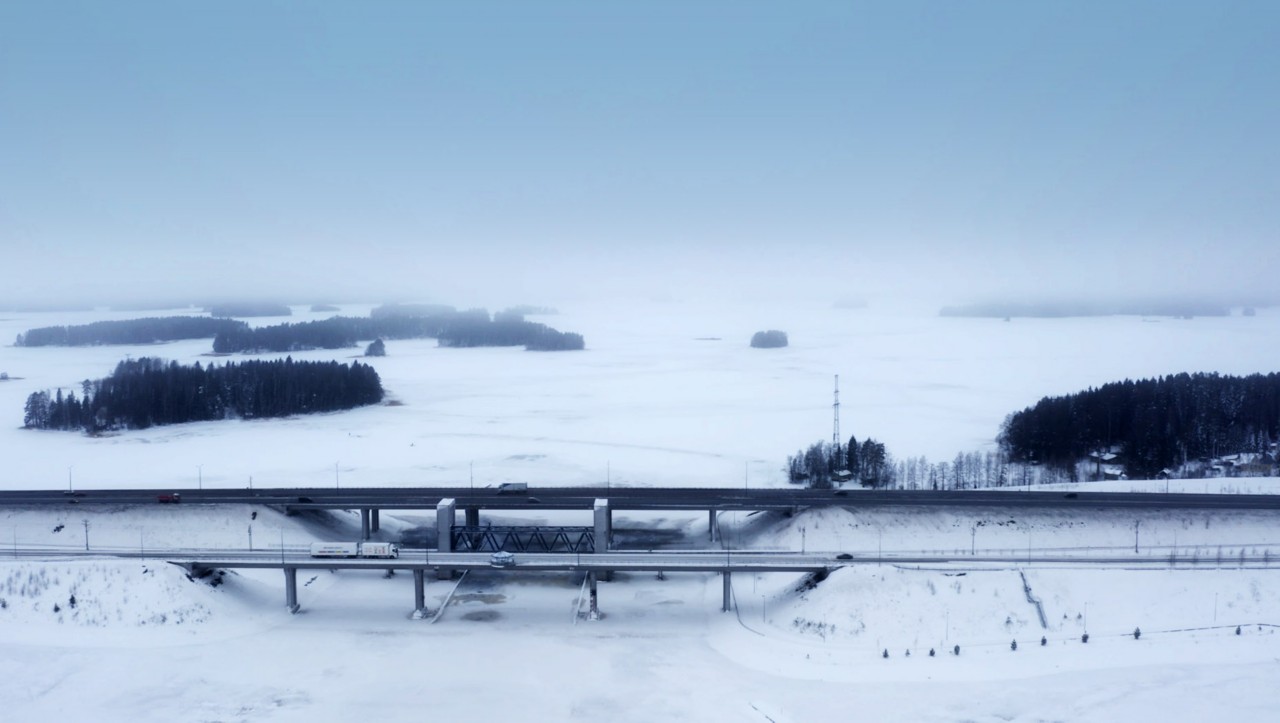 „Volvo FH“ su „I-Save“ įsukančio į sniegu padengtą kelią vaizdas iš arti