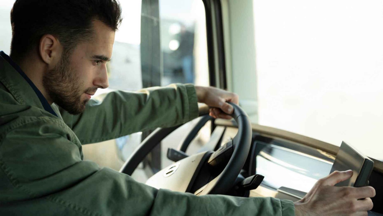 Vairuotojas patikrina skaitmeninį papildomą ekraną 